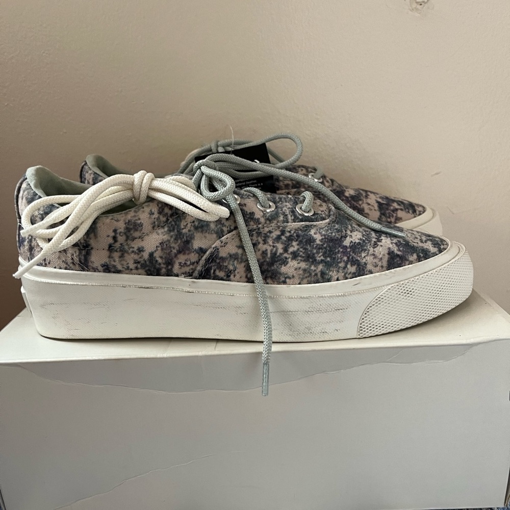 Converse Sneakers Unisex sz W 8.5 / M 7
